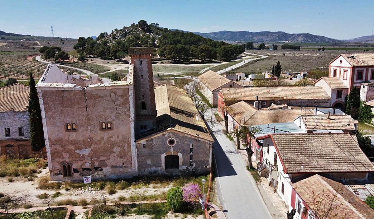 El primer minuto de la nueva entrega de «L’Alqueria Blanca», en la Colonia de Santa Eulalia (Sax). | À PUNT