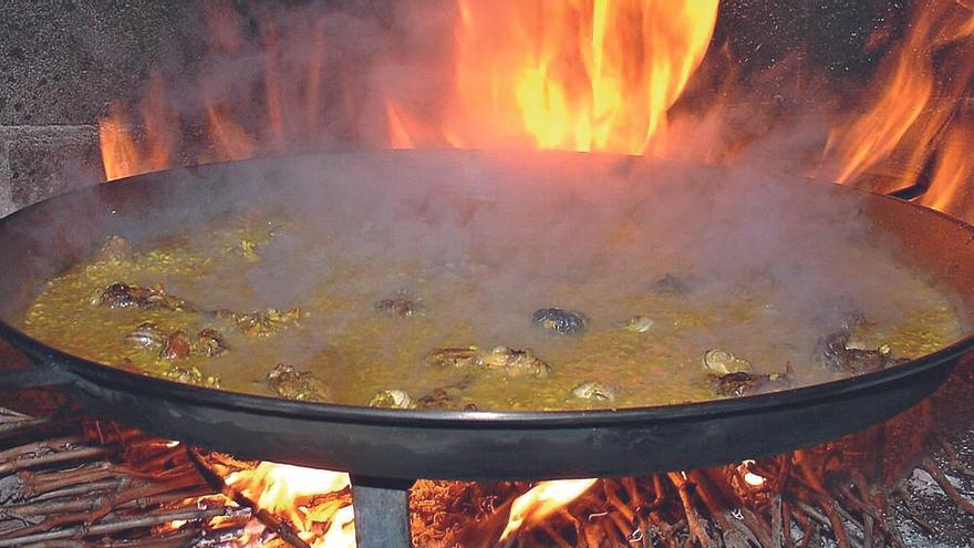 Arroz con conejo y caracoles a la leña de sarmiento.