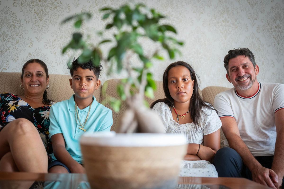 Familia de acogida de dos niños de Tinduf
