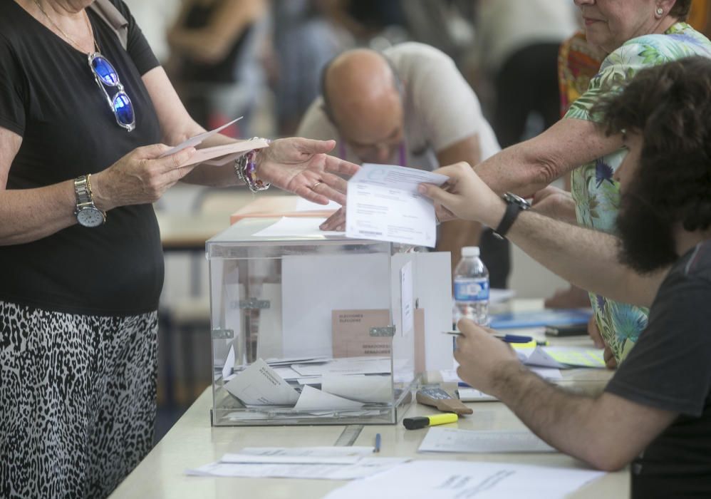 Los alicantinos acuden a votar el 26J