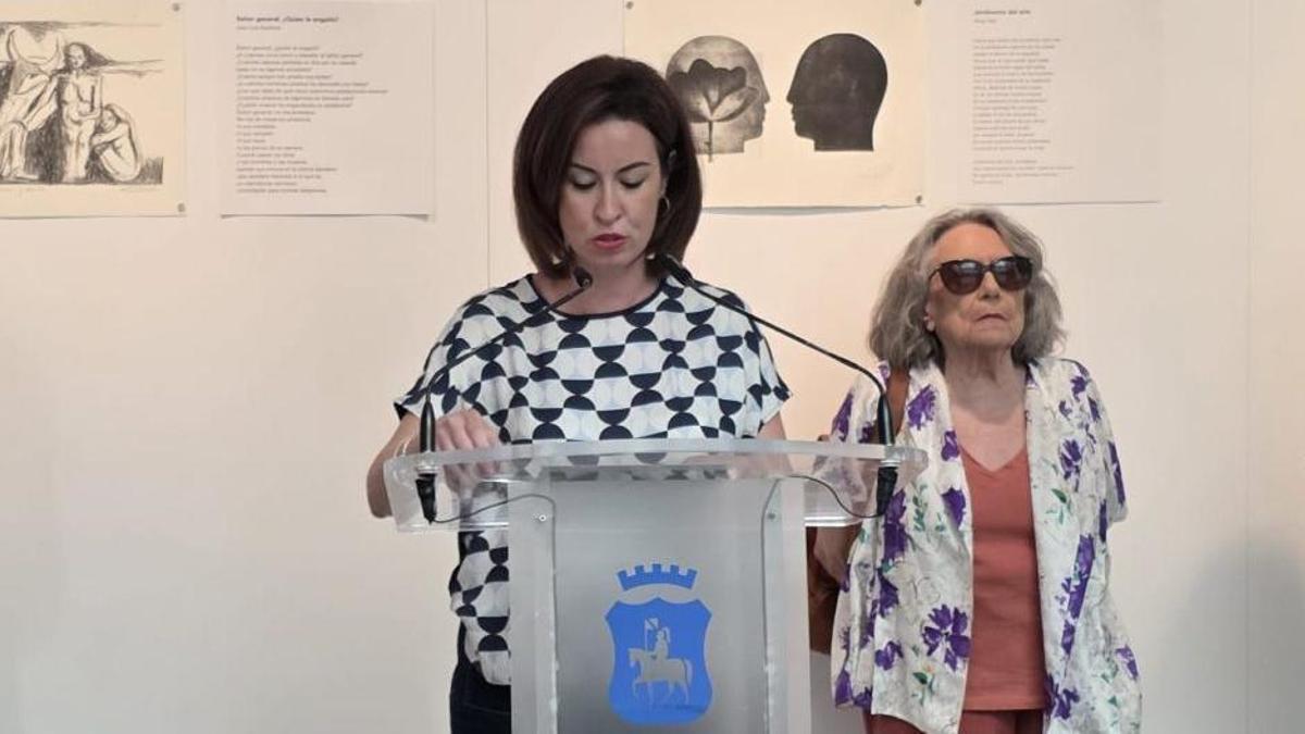 La alcaldesa de Ejea y vicepresidenta de la DPZ, Teresa Ladrero, en la presentación de la muestra.  | SERVICIO ESPECIAL