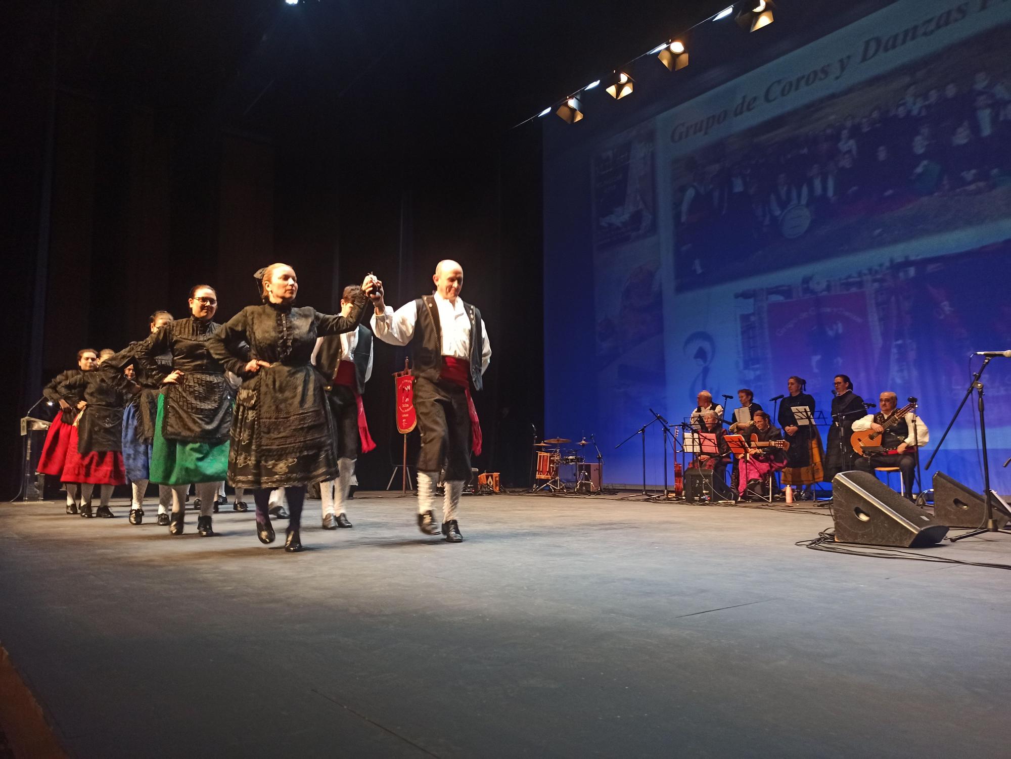 El Ventolín cierra la Selmana del Folclor Astur por todo lo alto: lleno en el auditorio de la Pola para disfrutar de la música y el baile tradicional