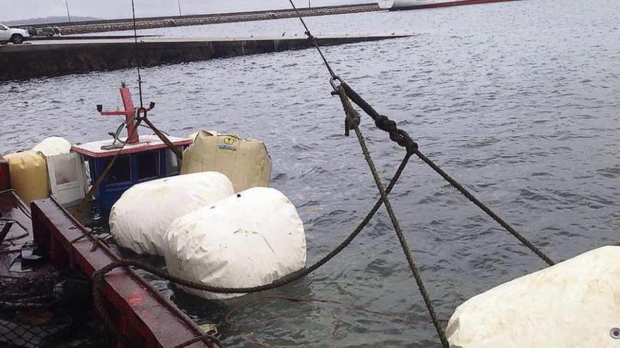 Momento en que desde el &quot;Hércules&quot; reflotan un barco bateeiro hundido en la ría. // FdV