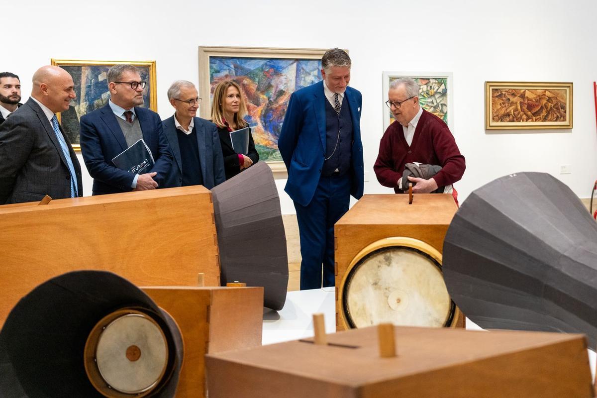 La exposición coincide con el 80 aniversario de la muerte de Marinetti (1944), autor del 'Manifiesto futurista' (1909) y el 'Manifiesto Fascista' (1919).