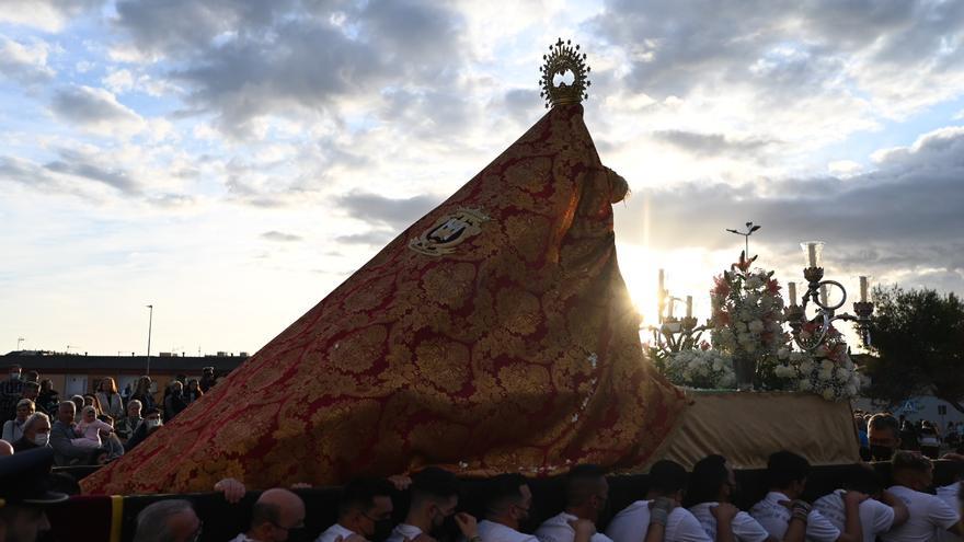 Dulce Nombre de María sale en procesión entre pétalos y aplausos en el Cerro de Reyes