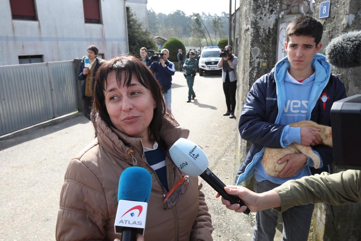 La mujer, con su hijo detrás, habla con los medios
