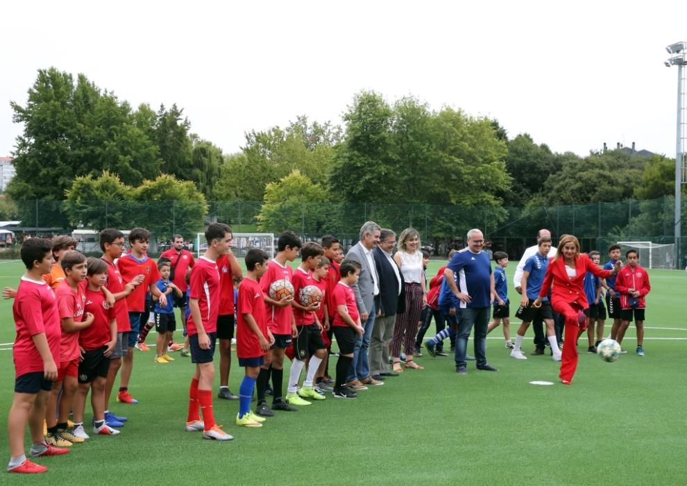 Abel Caballero y Carmela Silva inauguran el campo de fútbol de A Bouza, en Coia