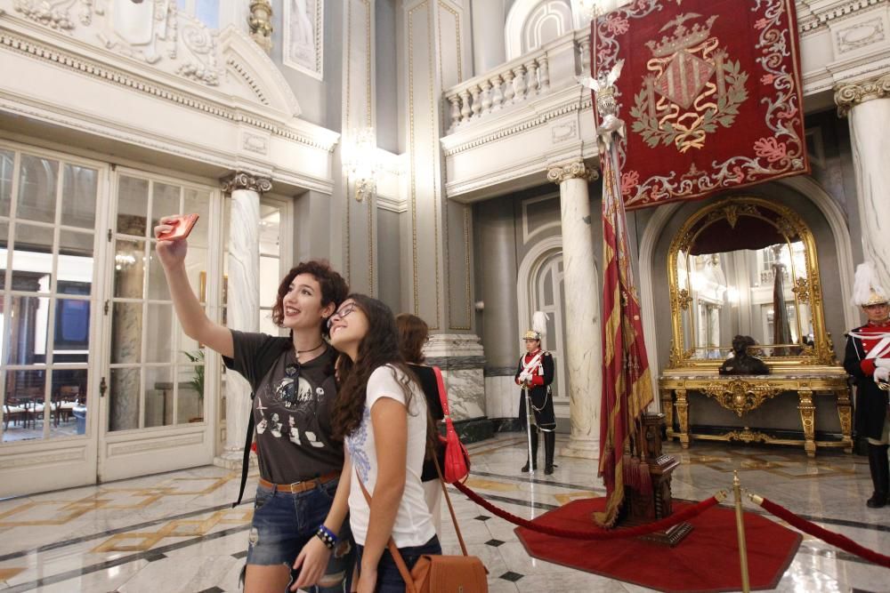 Visita a la Real Senyera en el Ayuntamiento