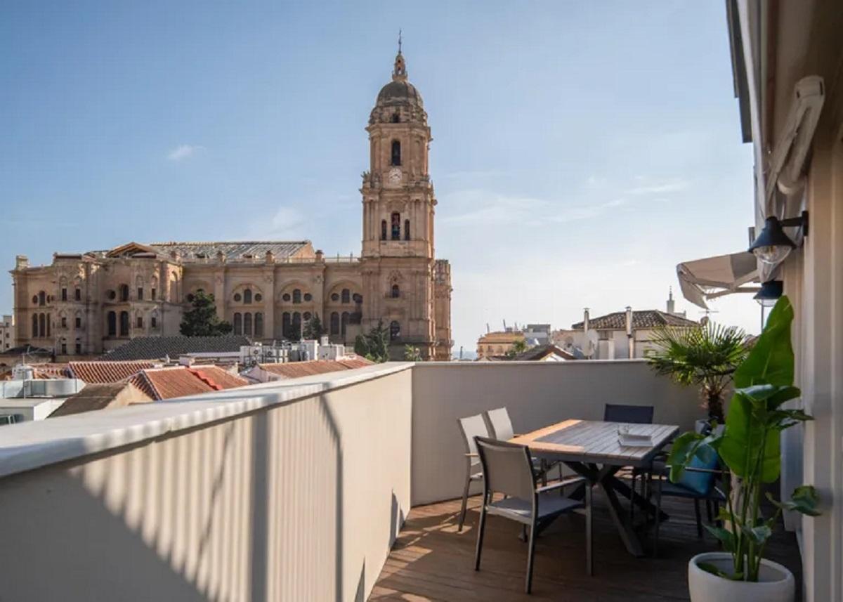 Una imagen de la Catedral de Málaga desde una de las terrazas de Líbere Málaga Plaza del Siglo.