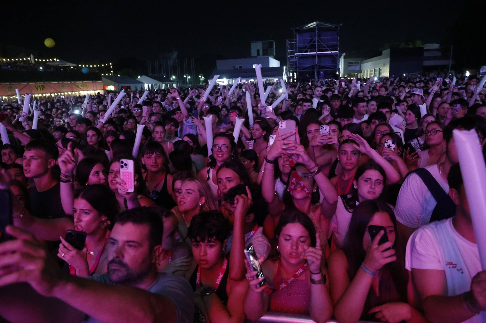 Largas colas y lleno hasta la bandera en el concierto de Juan Magán en Gijón (en imágenes)