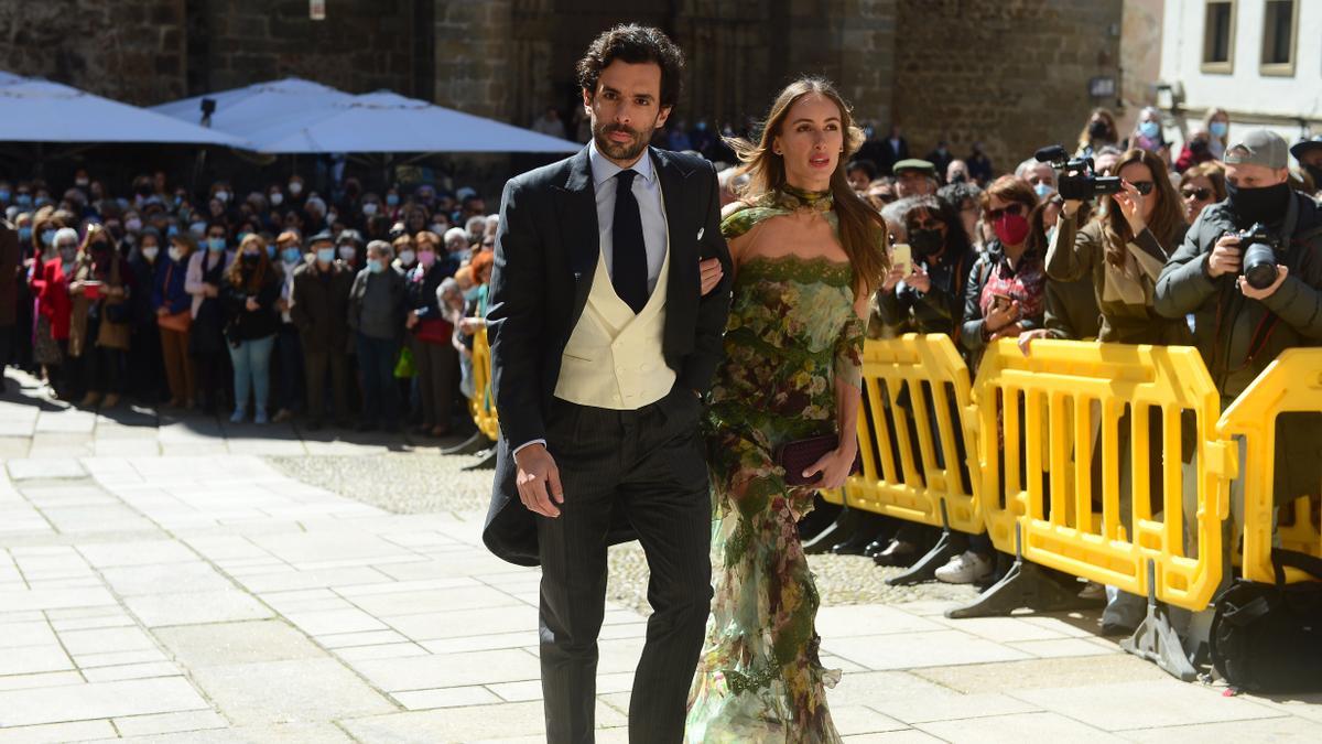 Alonso Aznar, hijo de José María Aznar, junto a su pareja Renata Collado.