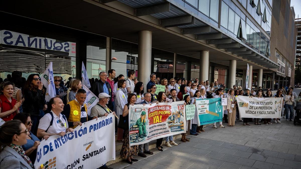 Protesta ante el Salud en el primer día de huelga médica en Aragón.