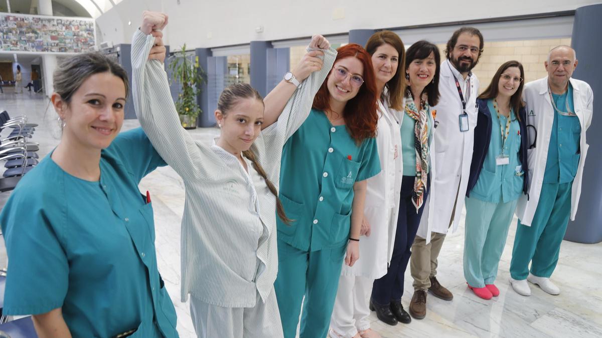 Manuela González junto a su equipo médico del Hospital Reina Sofía