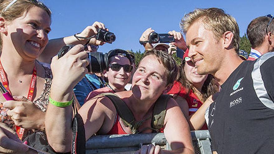 Nico Rosberg s fotografía con aficionadas en Spa.