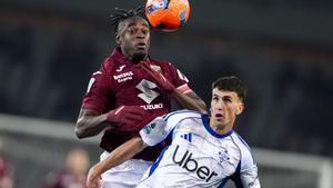 Torino’s Duván Zapata jump for the ball with Como’s Jacobo Ramon during the Serie A soccer match between Torino Fc and Como at the Stadio Olimpico Grande Torino in Turin, north west Italy - November 24, 2025. Sport - Soccer (Photo by Fabio Ferrari/LaPresse)