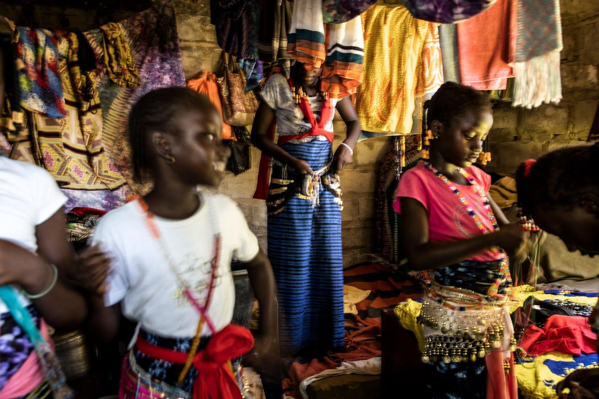 Jóvenes, vestidos con sus trajes tradicionales, asisten a una ceremonia que marca el final del proceso de iniciación anual para hombres jóvenes en Kabrousse, Senegal.