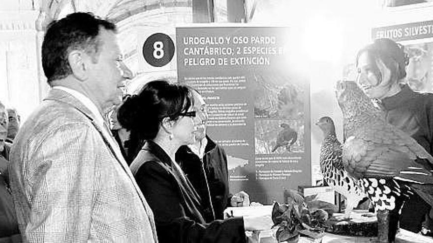 El alcalde salense, José Manuel Menéndez, y la viceconsejera Belén Fernández, en la Feria del salmón.