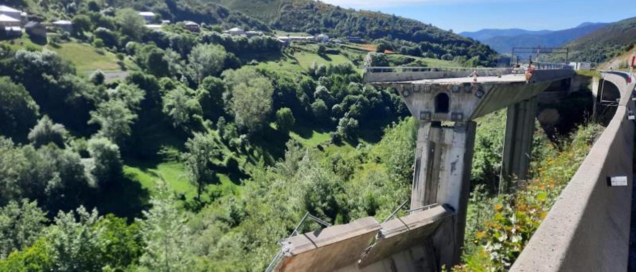 El tablero derrumbado en el viaducto de El Castro.   | // MINISTERIO DE TRANSPORTES