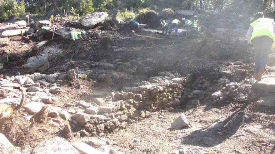 Trabajos de excavación en el yacimiento de Montealagre, en Domaio.