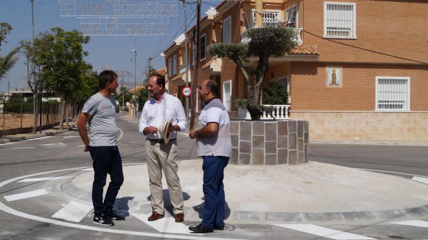 Pedanías acondiciona una rotonda en Virgen del Camino para garantizar la seguridad vial