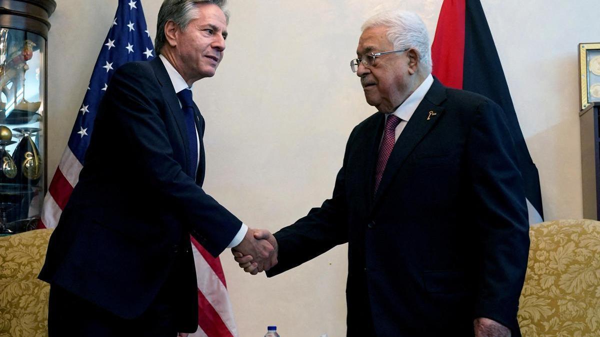 El secretario de Estado de EEUU, Antony Blinken, saluda al presidente palestino, Mahmud Abás, este viernes en Amán.