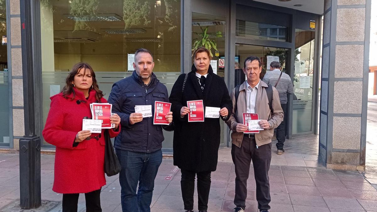 Ribera, Simó, Puerta y Segura, este miércoles, junto a la Oficina de Recaudación del Ayuntamiento de Castelló.