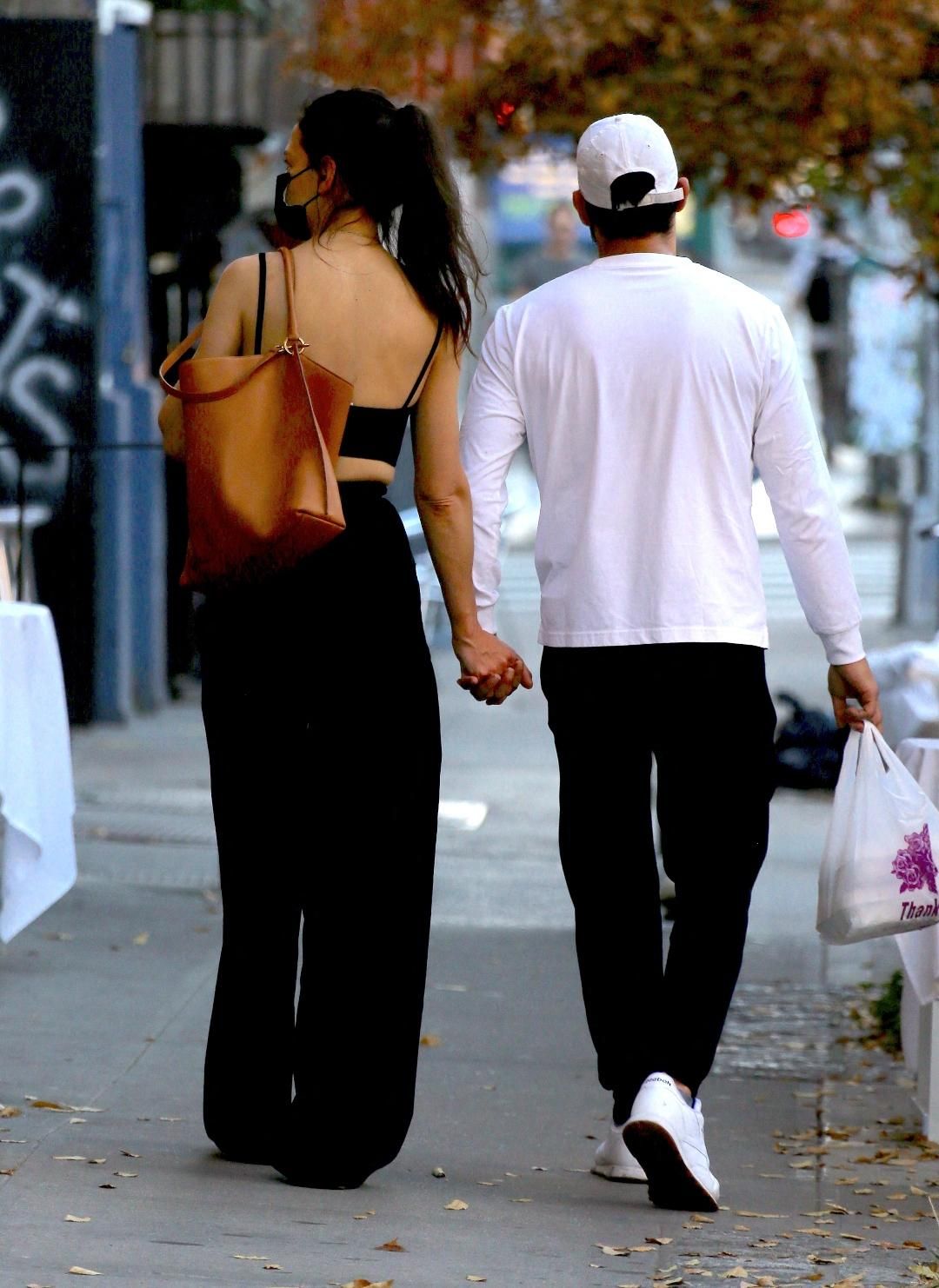 Detalle del look de Katie Holmes con pantalones negros anchos por la parte de atrás