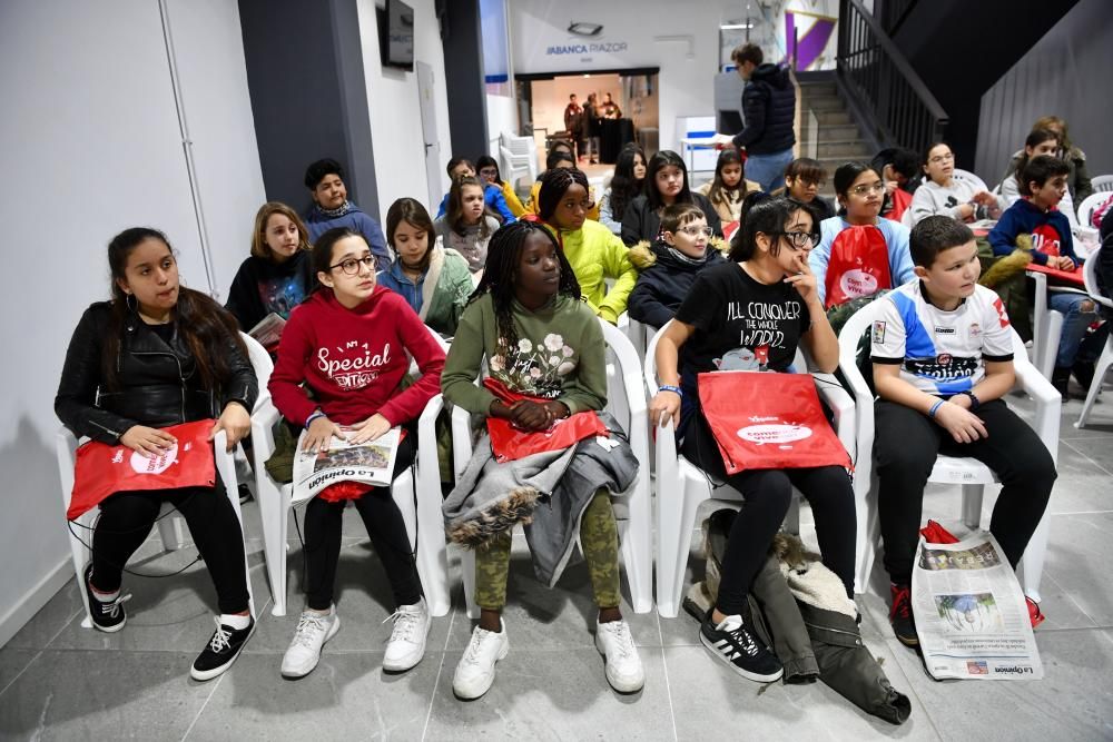 Las jugadoras del Deportivo Abanca Silvia y Maya y el jugador del Genuine, Víctor, han charlado con los escolares.