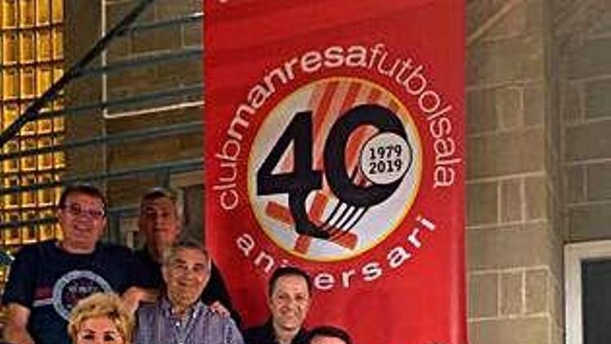 La junta directiva del Manresa FS amb el logo del 40è aniversari
