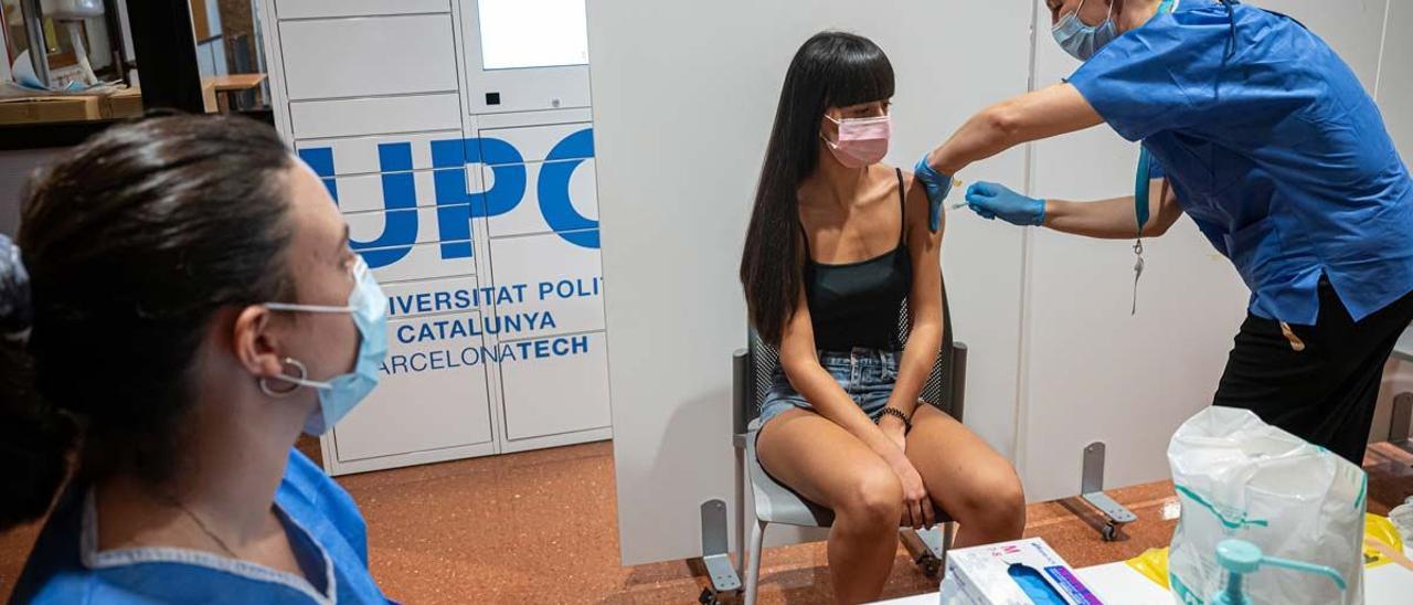 Una chica se vacuna contra el covid en la UPC, el 14 de septiembre.