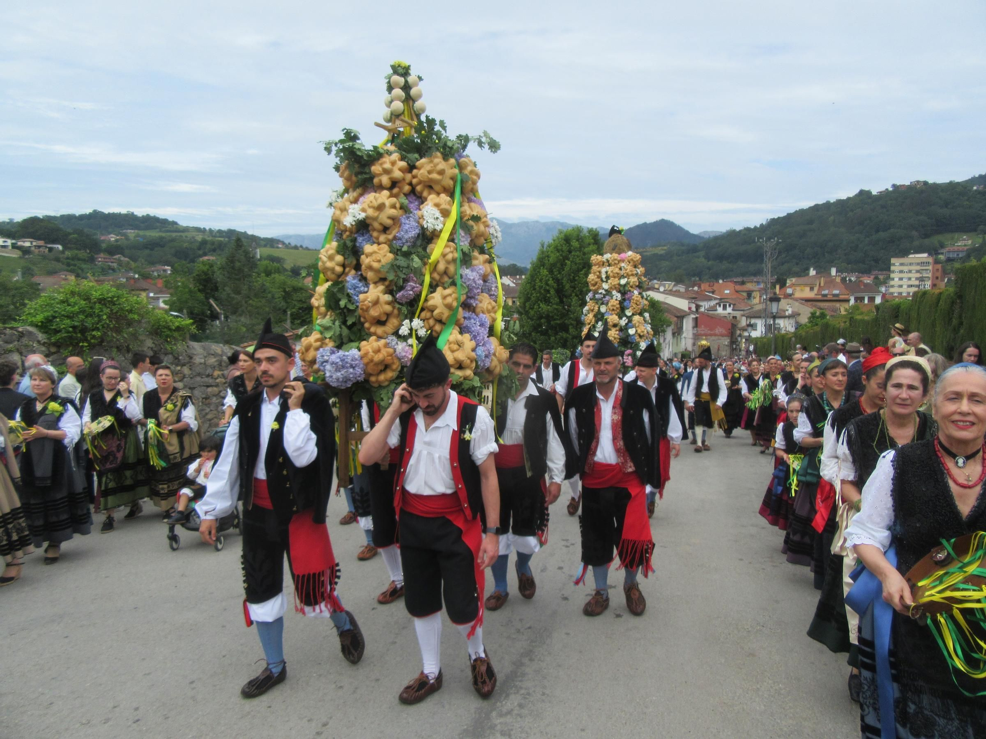 Procesión con el ramu durante la pasada edición de las fiestas.