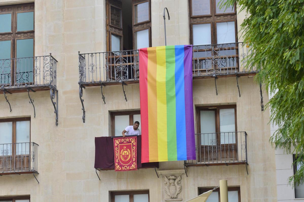 Bandera LGTBI+ en el ala derecha de la fachada del Ayuntamiento