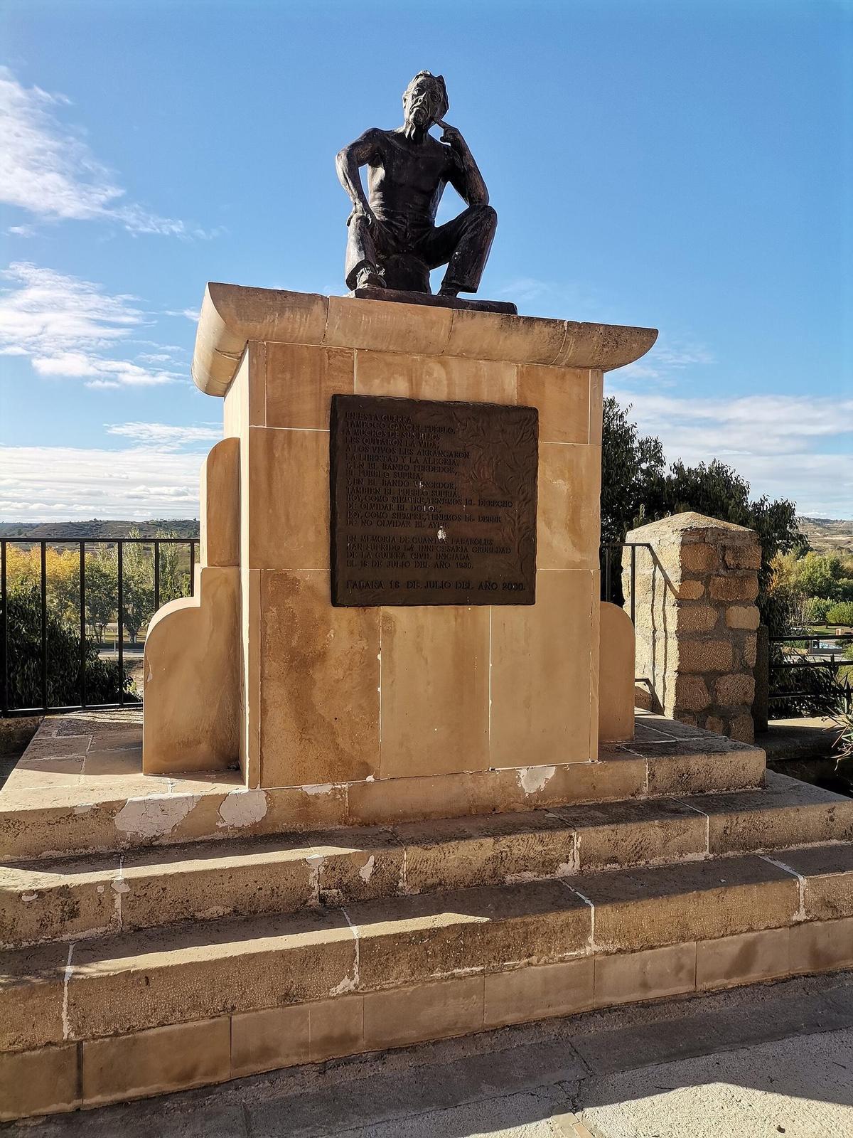 Estatua en memoria de los fabaroles que sufrieron la guerra civil