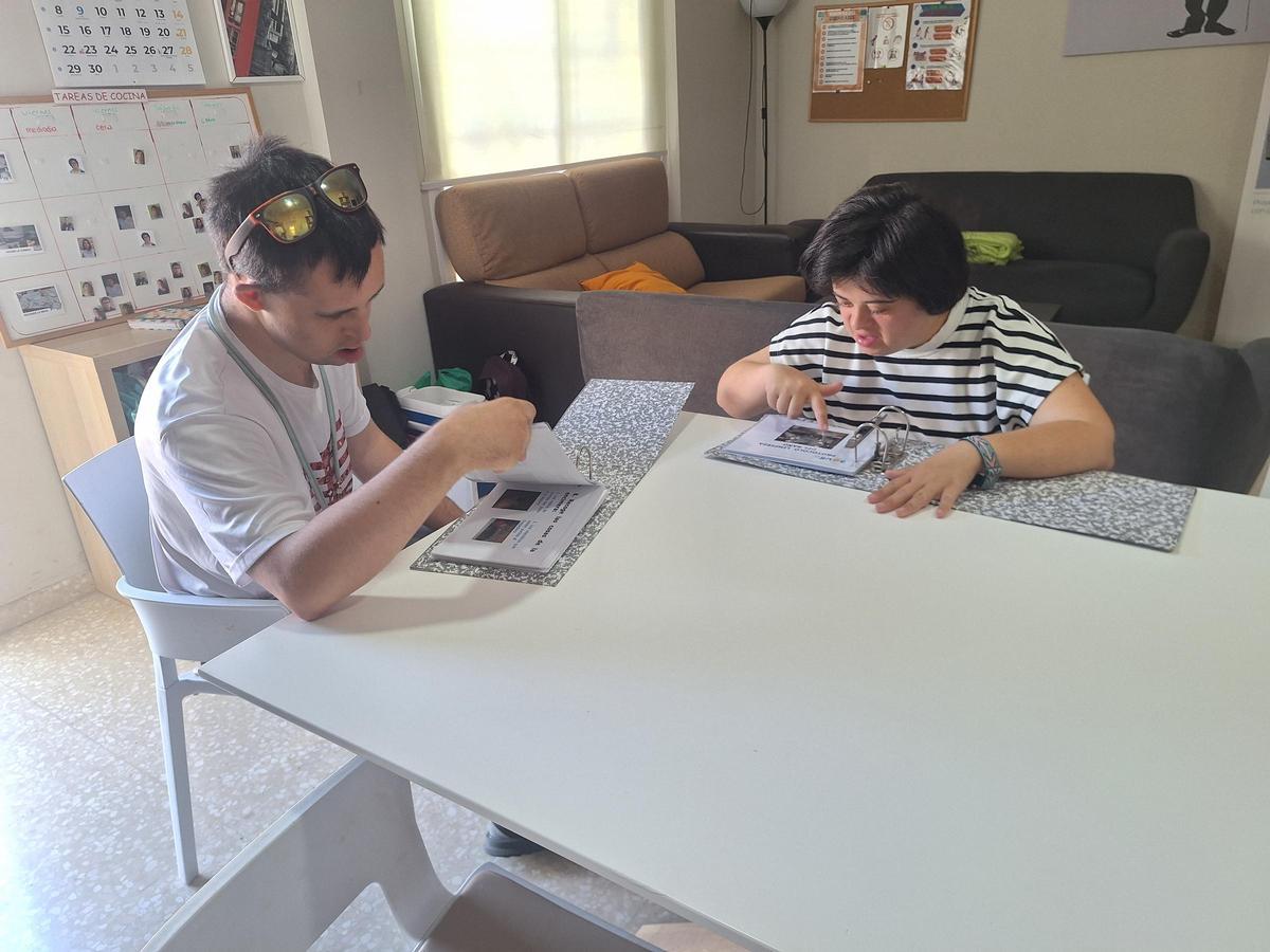 Jorge y Alicia conviven en la vivienda de aprendizaje juntos para reforzar su autonomía
