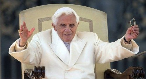BENEDICTO XVI LLEGÓ A LA PLAZA DE SAN PEDRO PARA SU ÚLTIMA AUDIENCIA