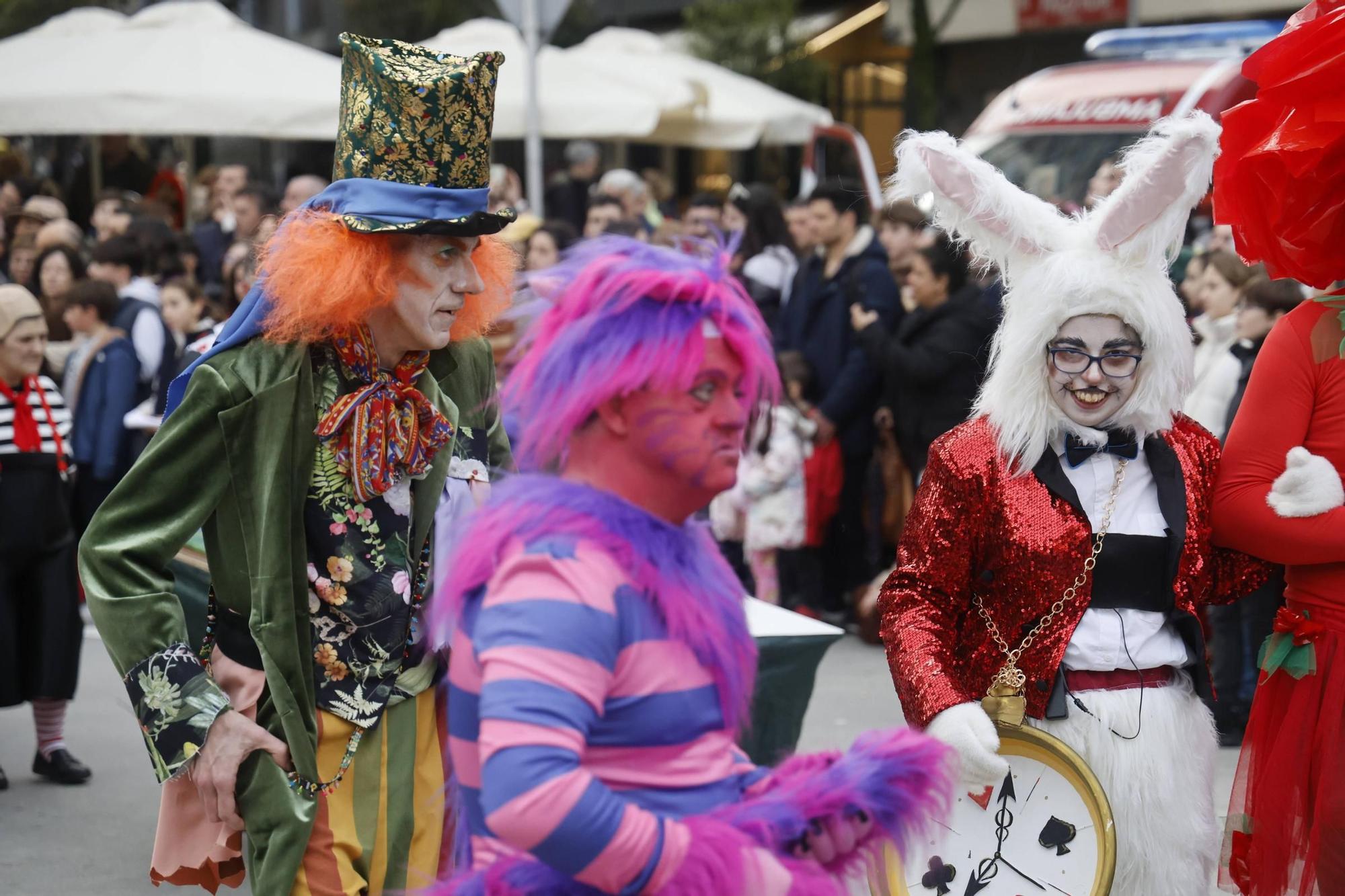 Santiago disfruta del tradicional desfile de martes de Entroido