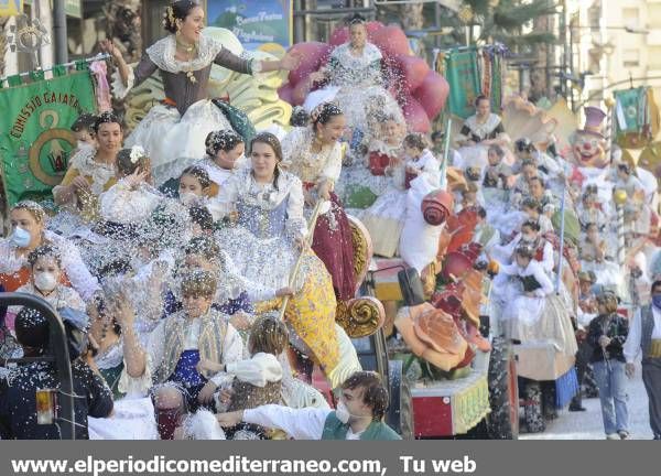 GALERÍA DE FOTOS - El Coso Multicolor inunda de confeti Castellón