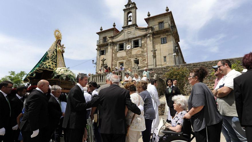 Devotos aguardan a pasar bajo el anda de la Virgen de O Corpiño. | Bernabé/Javier Lalín