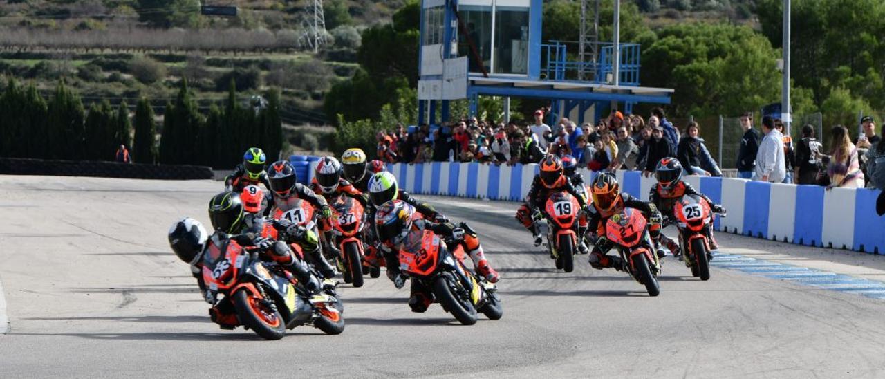 Pilotos durante una de las carreras en el Circuit d&#039;Albaida, el pasado domingo.