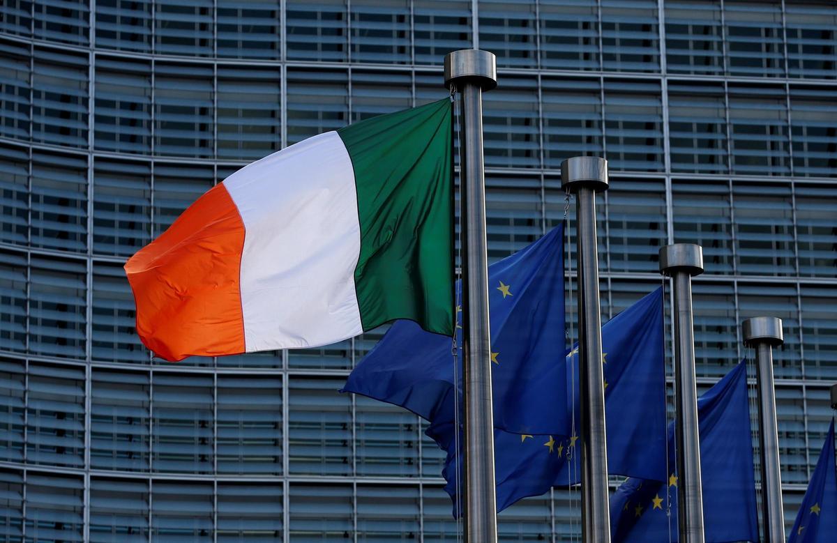 Banderas de Irlanda y la UE en Bruselas Banderas de Irlanda y la UE en Bruselas