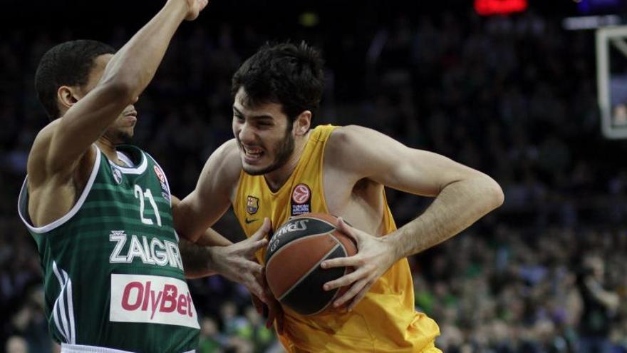 Hanlan lucha por el balón con el alero del Barça Alex Abrines.