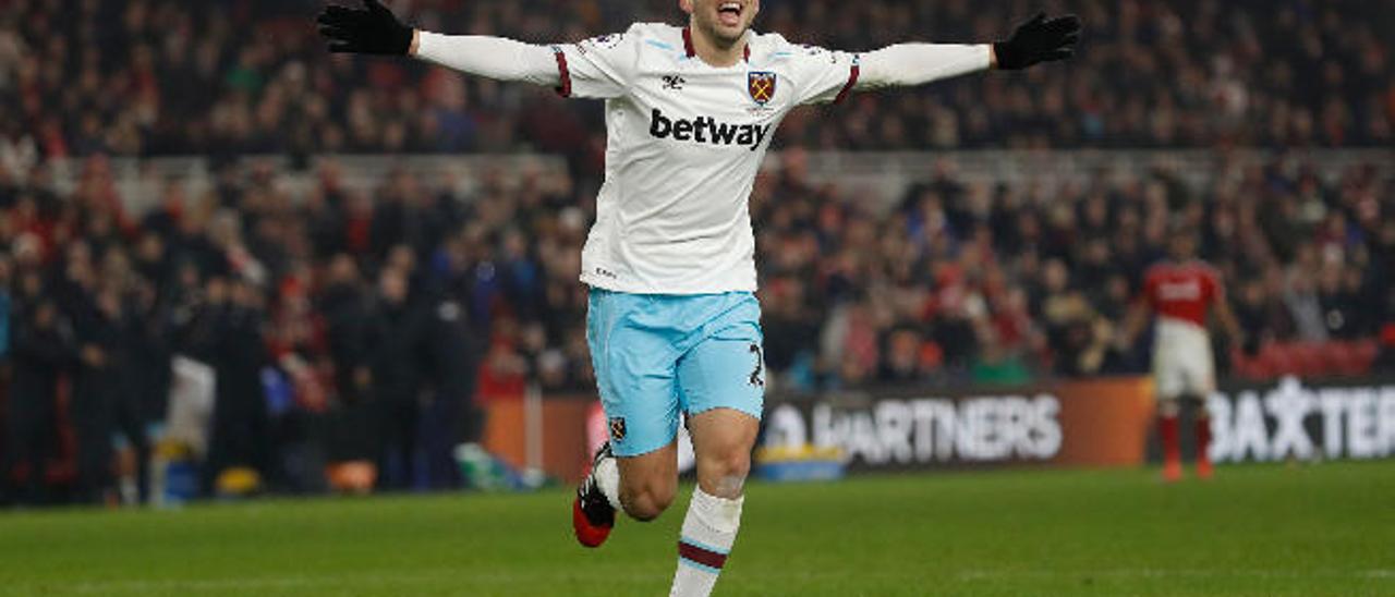 Jonathan Calleri, con la camiseta del West Ham, que jugará el miércoles ante el City, celebra el gol que consiguió el fin de semana pasado contra el Middlesbrough.