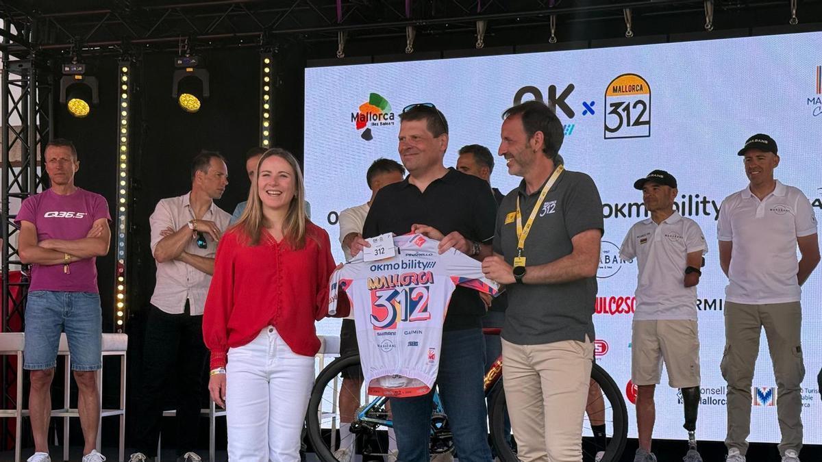 Jan Ullrich recibe el dorsal 312 en la presentación de la Mallorca 312