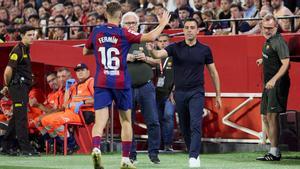 Fermín se deside de Xavi en su último partido como entrenador del Barça