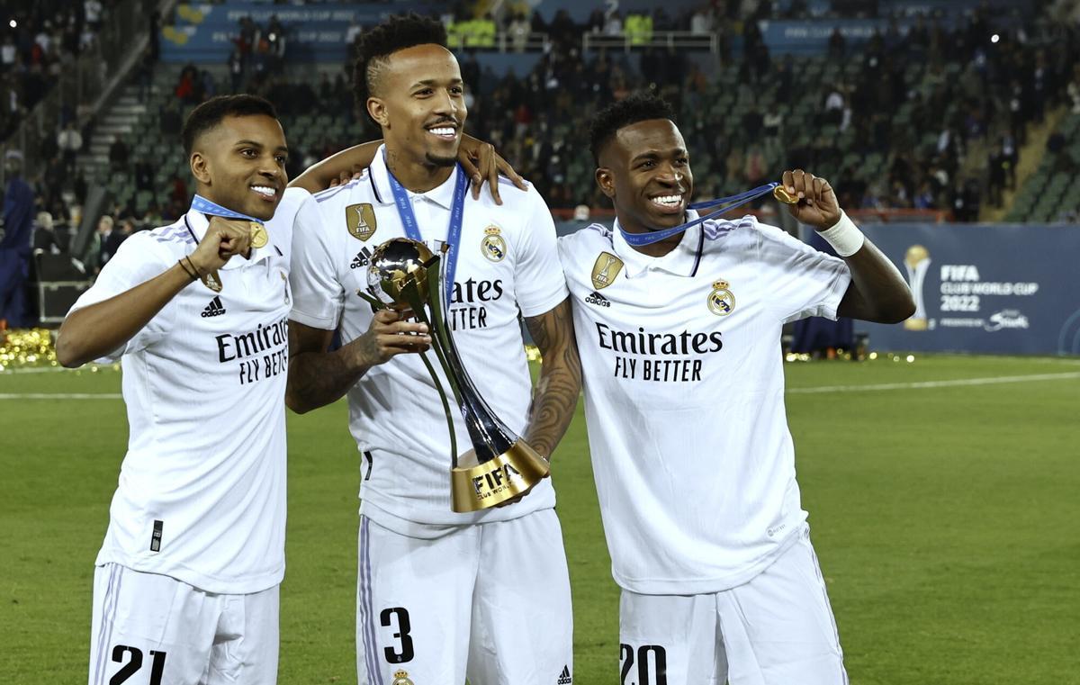 Rabat (Morocco), 11/02/2023.- Rodrygo (L), Eder Militao (C), and Vinicius Junior (R) of Real Madrid celebrate with the trophy after winning the FIFA Club World Cup final between Real Madrid and Al Hilal SFC in Rabat, Morocco, 11 February 2023. (Mundial de Fútbol, Marruecos) EFE/EPA/Mohamed Messara