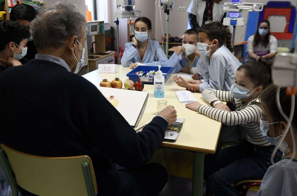 Pedro Cano lleva la pintura a Oncología Infantil de la Arrixaca