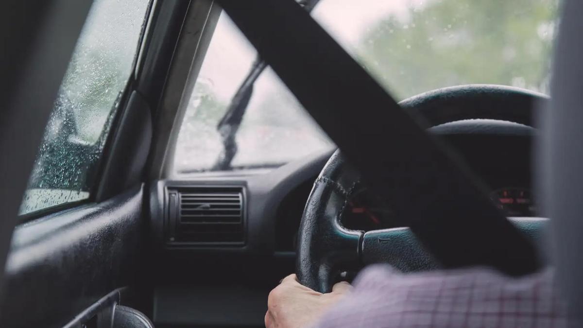 Sale a cenar por La Laguna y al regresar a su coche encuentra a un hombre durmiendo dentro