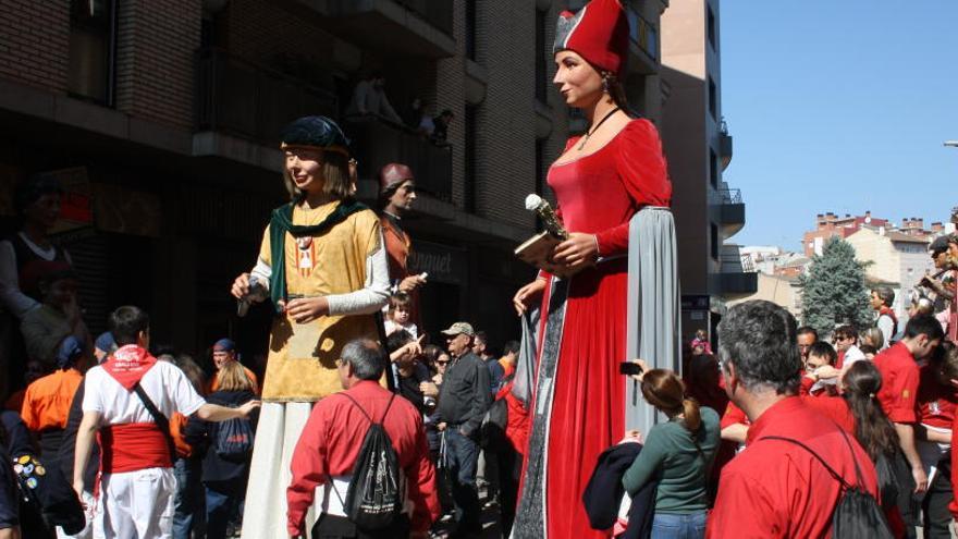 Una dotzena de colles geganteres recorren el barri de Poble Nou