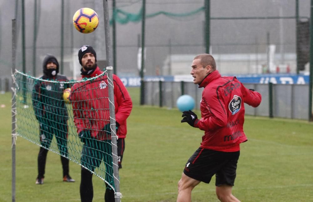 La plantilla regresa a Abegondo en una sesión de recuperación para los titulares ante el Sporting de Gijón.