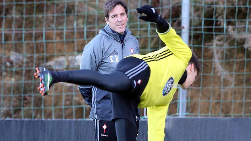 Eduardo Berizzo observa a Señé, durante un entrenamiento en A Madroa. // Marta G.Brea